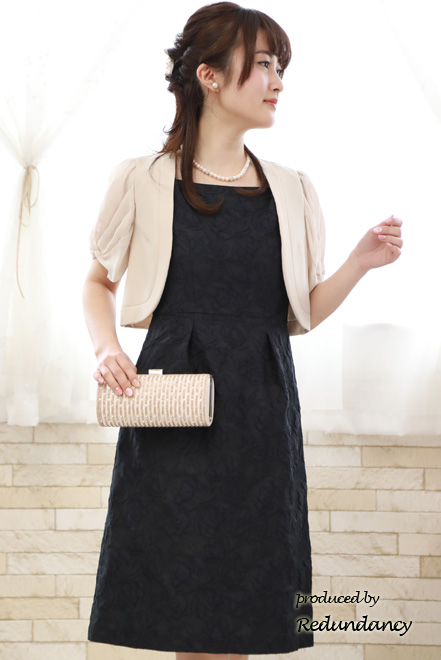 ネイビーの花柄模様スクエアネックドレス