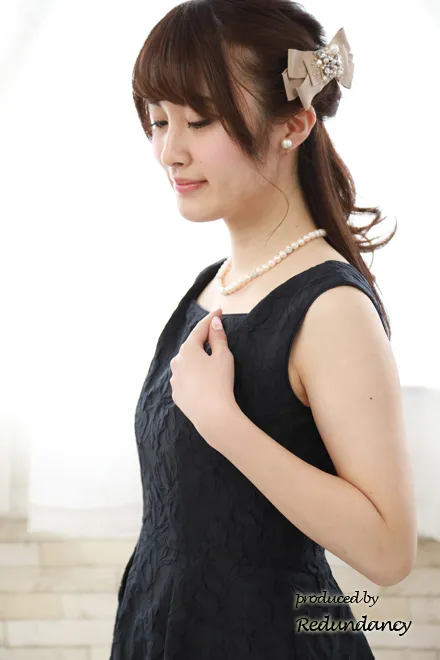 ネイビーの花柄模様スクエアネックドレス