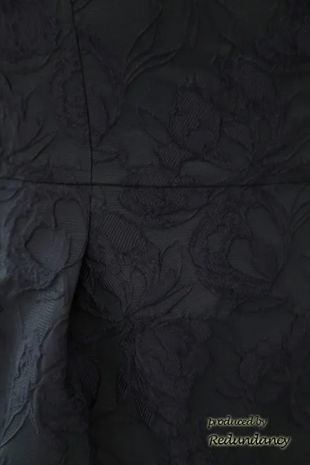 ネイビーの花柄模様スクエアネックドレス