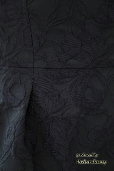 ネイビーの花柄模様スクエアネックドレス