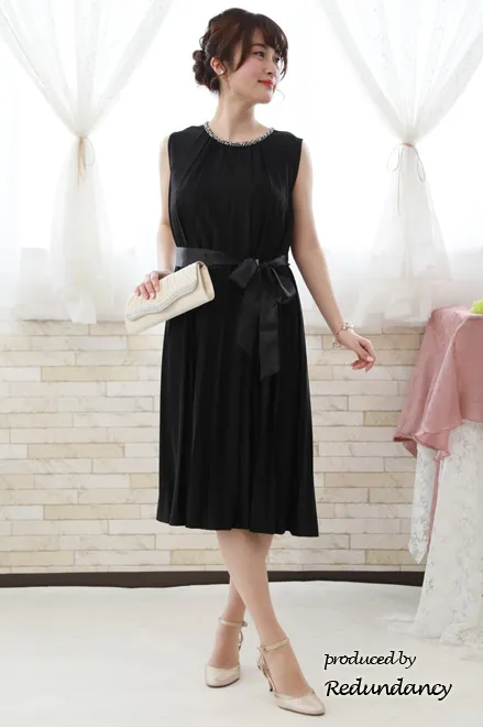 ネイビーのビジュー付きプリーツドレス