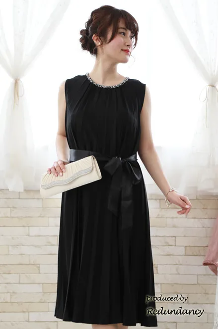 ネイビーのビジュー付きプリーツドレス