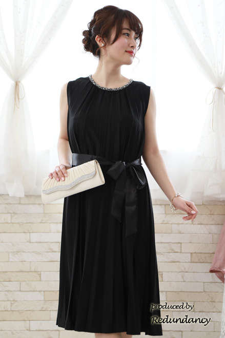 ネイビーのビジュー付きプリーツドレス