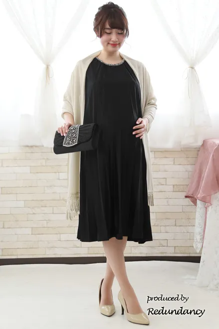 ネイビーのビジュー付きプリーツドレス