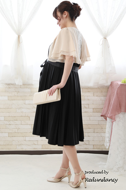 ネイビーのビジュー付きプリーツドレス