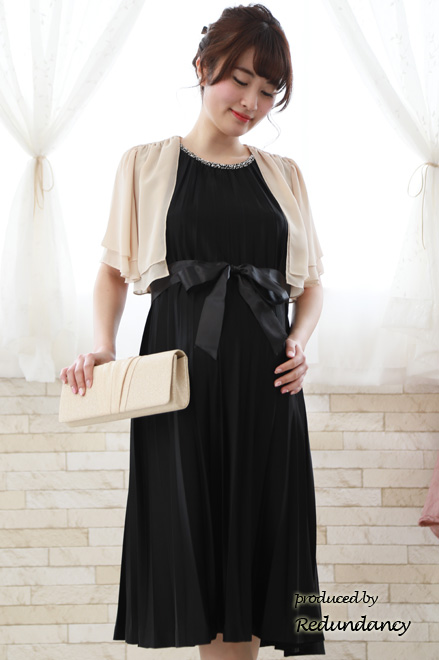 ネイビーのビジュー付きプリーツドレス