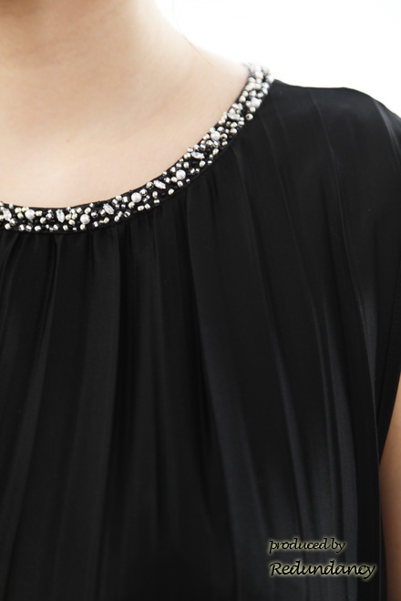 ネイビーのビジュー付きプリーツドレス