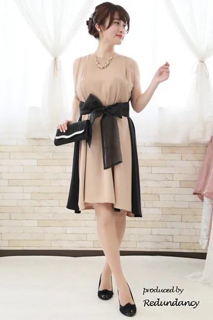 ベージュ×ブラックの配色Aラインドレス