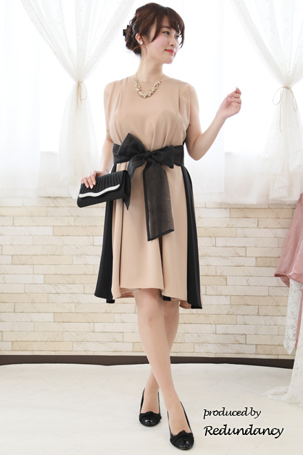 ベージュ×ブラックの配色Aラインドレス