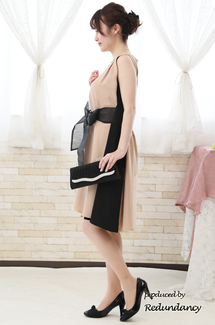 ベージュ×ブラックの配色Aラインドレス