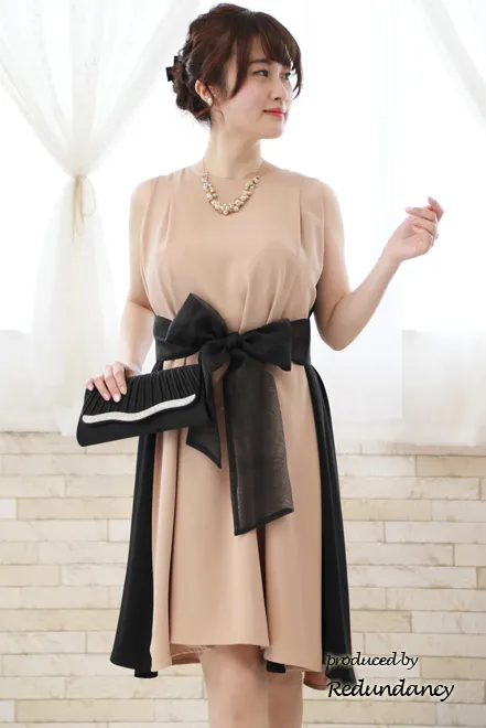 ベージュ×ブラックの配色Aラインドレス