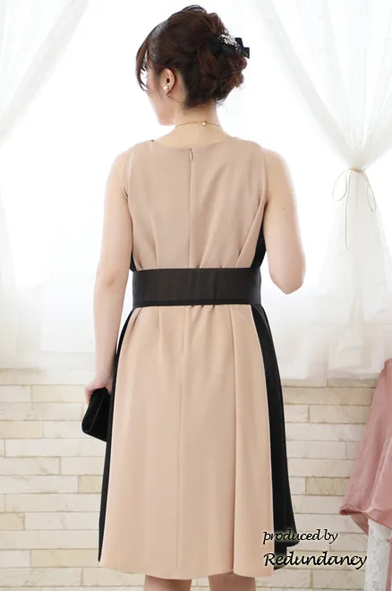 ベージュ×ブラックの配色Aラインドレス