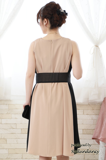 ベージュ×ブラックの配色Aラインドレス