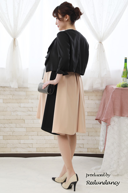 ベージュ×ブラックの配色Aラインドレス