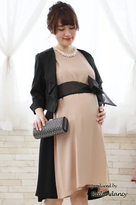 ベージュ×ブラックの配色Aラインドレス