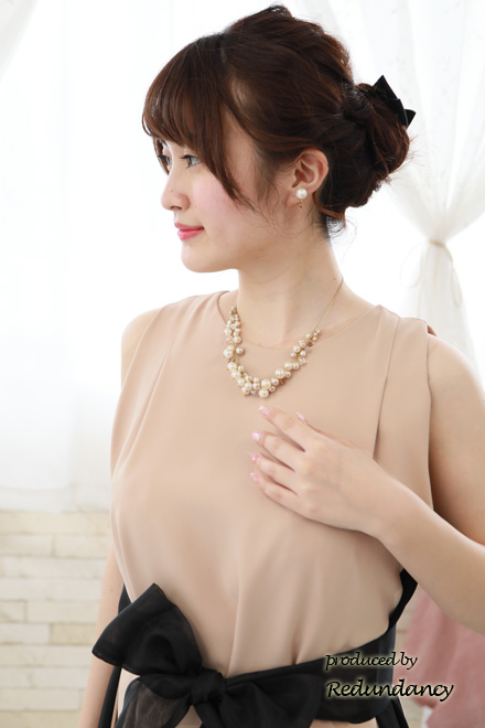 ベージュ×ブラックの配色Aラインドレス