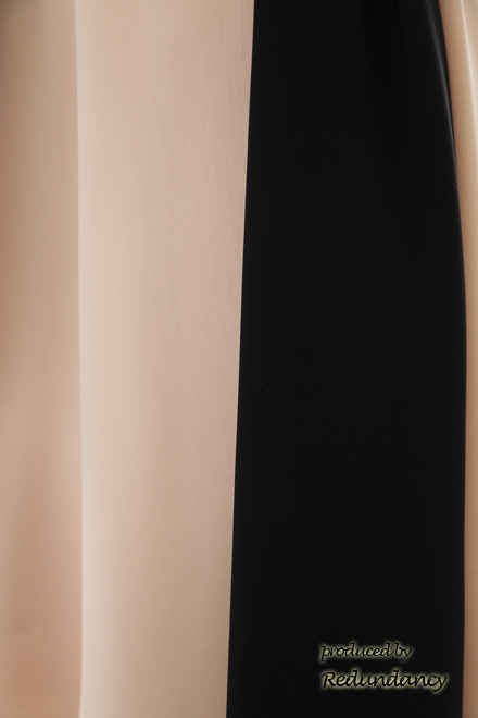 ベージュ×ブラックの配色Aラインドレス