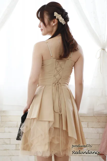 ベージュのボリュームチュールドレス