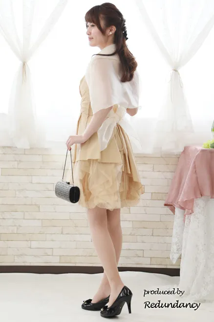 ベージュのボリュームチュールドレス