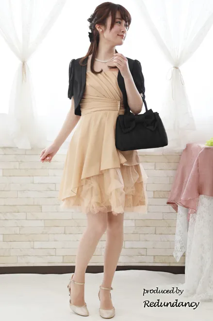 ベージュのボリュームチュールドレス