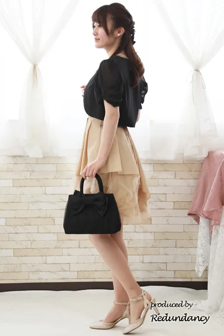 ベージュのボリュームチュールドレス