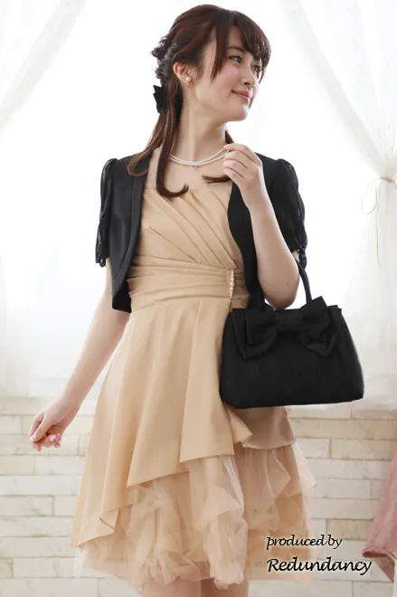 ベージュのボリュームチュールドレス