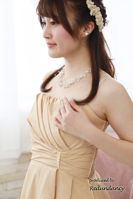 ベージュのボリュームチュールドレス