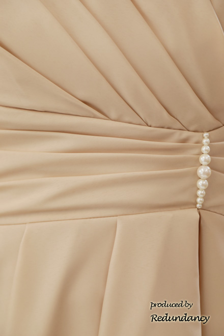 ベージュのボリュームチュールドレス