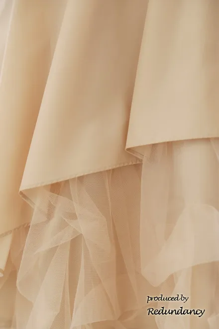 ベージュのボリュームチュールドレス