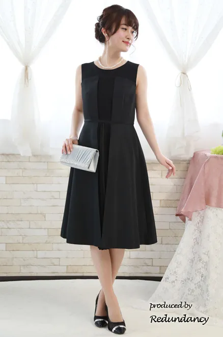 ブラックのシャンタンプリーツドレス