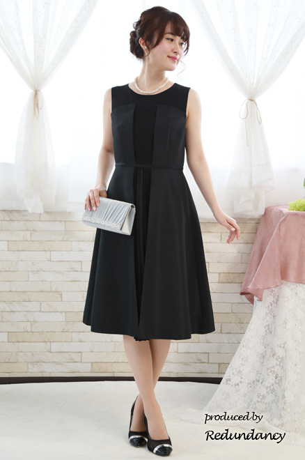 ブラックのシャンタンプリーツドレス