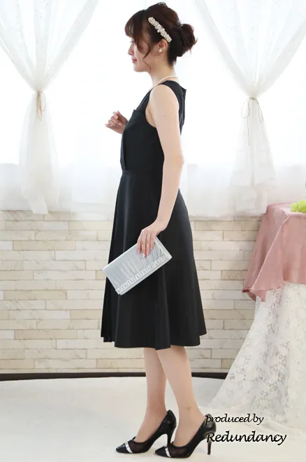 ブラックのシャンタンプリーツドレス