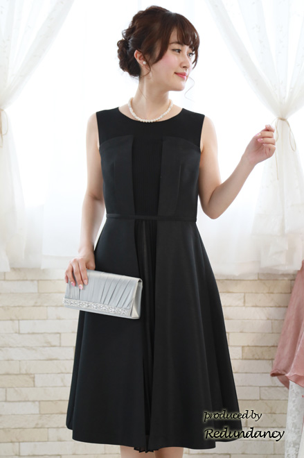 ブラックのシャンタンプリーツドレス