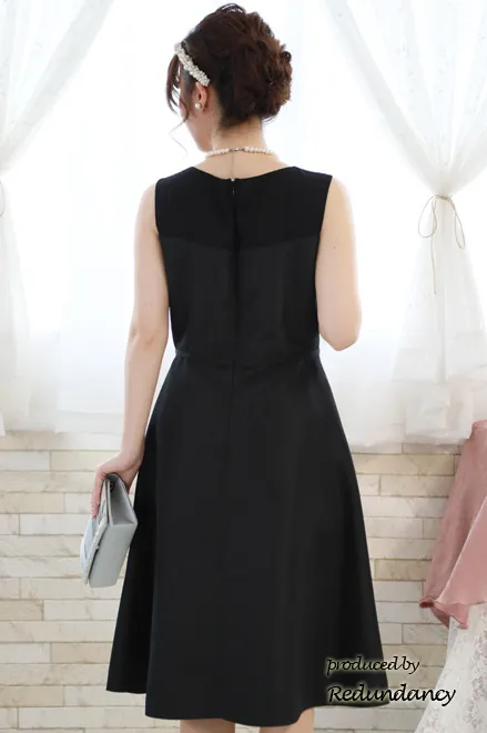 ブラックのシャンタンプリーツドレス