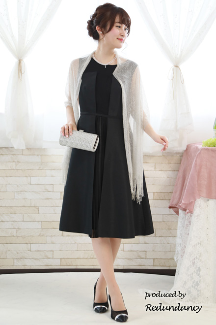 ブラックのシャンタンプリーツドレス