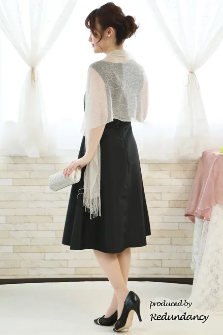 ブラックのシャンタンプリーツドレス