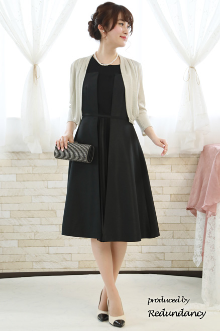 ブラックのシャンタンプリーツドレス