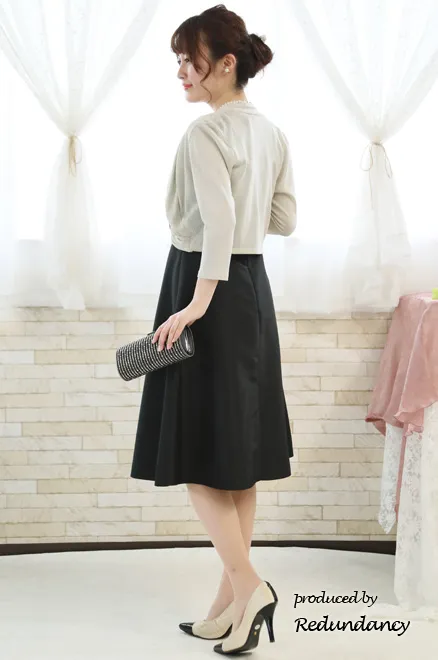 ブラックのシャンタンプリーツドレス