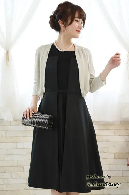 ブラックのシャンタンプリーツドレス