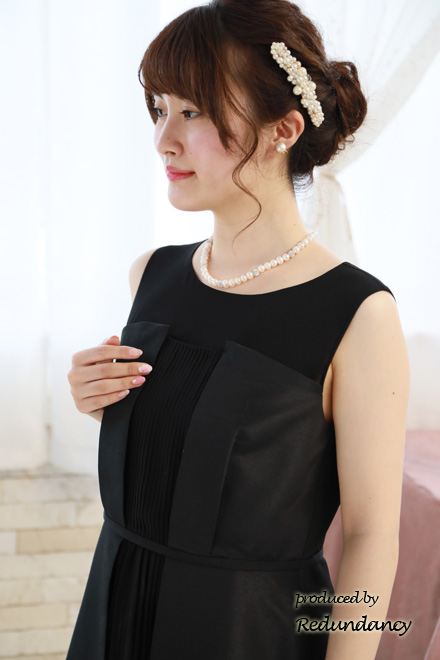 ブラックのシャンタンプリーツドレス