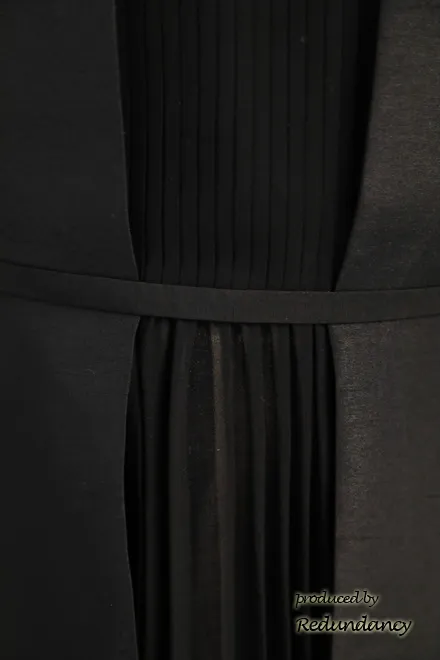 ブラックのシャンタンプリーツドレス