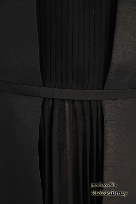 ブラックのシャンタンプリーツドレス