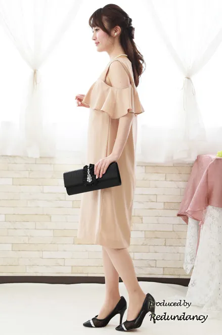 ライトベージュのオープンショルダー2wayドレス