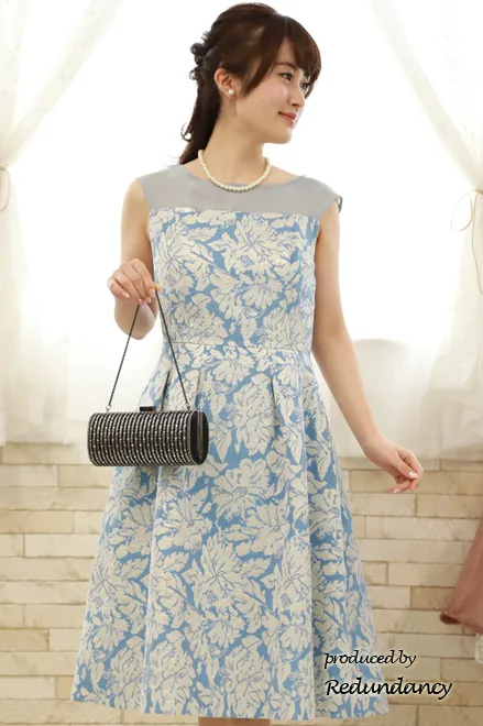 ブルーのデコルテ切替え花柄ドレス