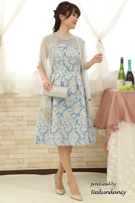 ブルーのデコルテ切替え花柄ドレス