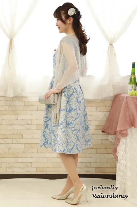 ブルーのデコルテ切替え花柄ドレス