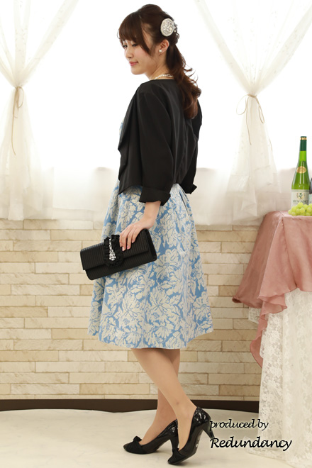 ブルーのデコルテ切替え花柄ドレス