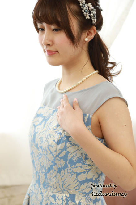 ブルーのデコルテ切替え花柄ドレス