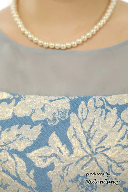 ブルーのデコルテ切替え花柄ドレス