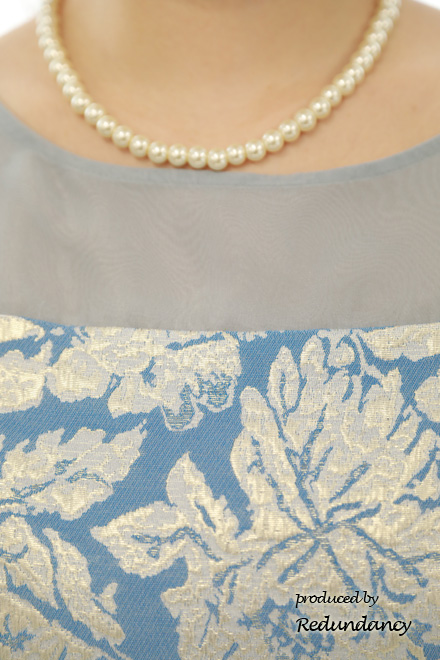 ブルーのデコルテ切替え花柄ドレス